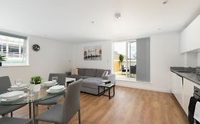 Skyvillion - 4 Bed Luxury Apartment With Balcony & Parking